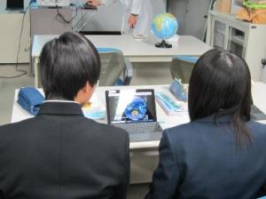 学校でタブレットを使って学習する二人の生徒