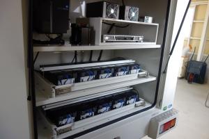 地震体験車荷台後方のリチウムイオン電池