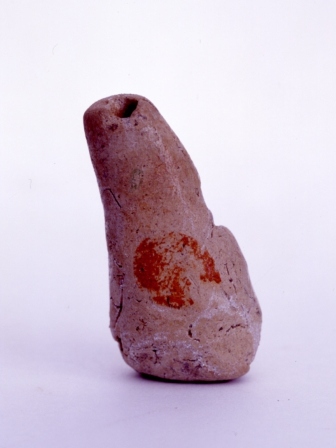 遺物包含層から出土した土製の笛1 遺物包含層から出土した土製の笛1
