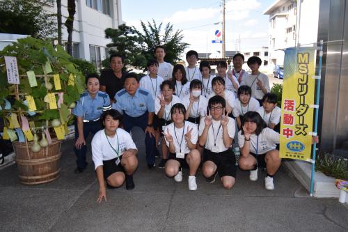 MSJのみなさんと飾ったヒョウタンの前で集合写真