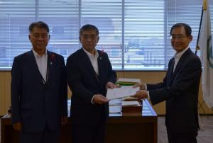 議長へ手交