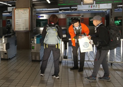 街頭啓発の様子