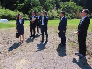 有限会社千洋牧場において、耕作放棄地の集積や肉牛と乳牛をバランスよく飼育する取組などについて、説明を受ける委員