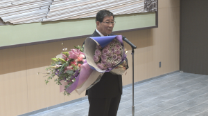 退任式で最後のあいさつをする古田知事