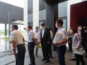 中部国際医療センターにおける救急医療の取組や、メディカルシティ構想等について説明を受ける委員
