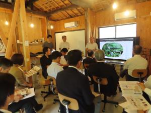 「神崎よってちょ」において、山県市神崎地内のGIFU－DO農泊プログラムについて説明を受ける委員