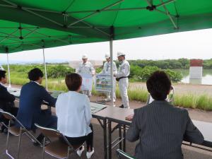 長良川を渡河する一般県道大垣江南線「（仮称）長良川新橋」の仮桟橋架設現場の説明を受ける委員