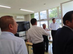 北方町立北学園特例教室「オンリー1」において、不登校児童を対象とした教育課程等について説明を受ける委員