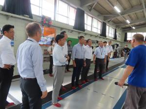 岐阜県立岐阜羽島高等学校において、フェンシング部の活動や専用設備等を視察し、説明を受ける委員
