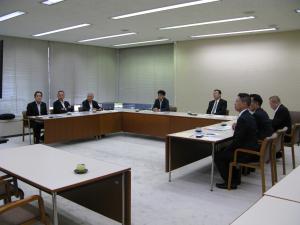 宮城県警察本部から、東日本大震災発生時における災害警備活動や治安維持活動等について、説明を受ける委員