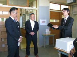 岩沼市立岩沼北中学校において、校務、授業、生徒の活動等のデジタルトランスフォーメーションについて、説明を受ける委員