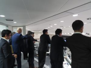 道路管制センターにおいて、交通管制業務と施設制御業務について説明を受ける委員