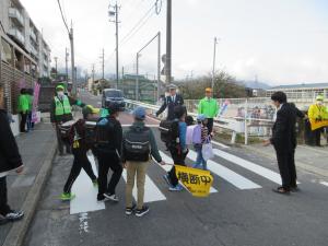 東小学校前見守り状況