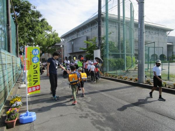 北学園のあいさつ運動の様子1