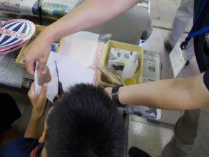 拓本体験の様子です。