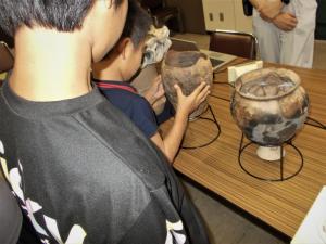 遺物観察の様子です