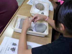 石器に触れている様子です。