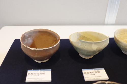 鉄釉天目茶碗と緑釉天目茶碗