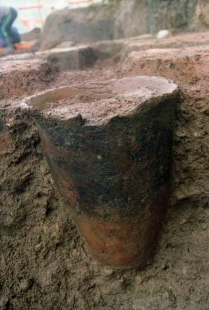 第3号竪穴建物の埋甕を横から撮影した写真です