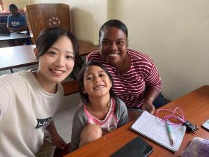 現地の生徒たちと