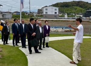 (株)坂口捺染において、従業員を起点に考える柔軟な勤務形態等について説明を受ける委員