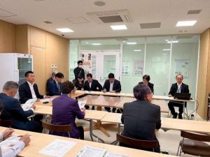 食品科学研究所において、地域食材を活かした研究開発や企業への技術支援等について説明を受ける委員