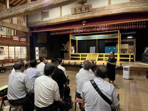 美濃歌舞伎博物館「相生座」において、文化継承のため美濃歌舞伎保存会が行う活動等について説明を受ける委員