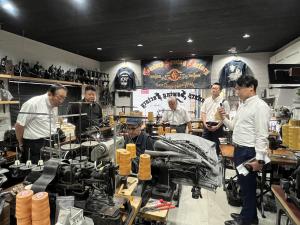 有限会社ヨークハウスにおいて、縫製のこだわりや商店街を始めとするまちおこし等について説明を受ける委員