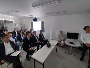 美濃加茂バイオマス発電所おいて、岐阜県産未利用間伐材の活用況等について説明を受ける委員