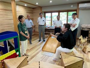 ひだ木遊館木っずテラスにおいて、施設の概要や木育の取組等について、説明を受ける委員