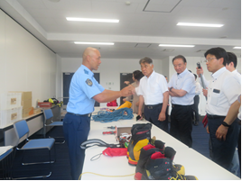 岐阜県警察山岳警備隊から、山岳警備に係る装備品等について、説明を受ける委員