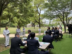 岐阜県百年公園において、北口広場の再整備について説明を受ける委員