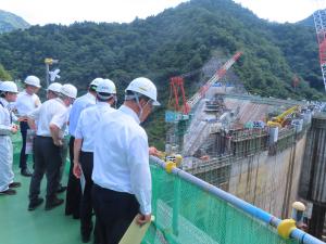内ヶ谷ダムの工事状況や治水効果等について説明を受ける委員