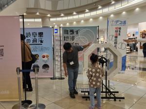 ぎふエコアクション・キャラバンinイオンモール各務原インター　ミライ地球ガチャのようす