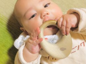 木のおもちゃと赤ちゃん