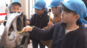 園児によるすす払いの様子