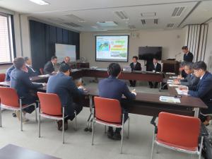 高知県農業技術センターにおいて、IoP(Internet of Plants)プロジェクトへの取組について、説明を受ける委員