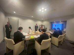 TOKYO GLOBAL GATEWAYにおいて、英語教育の取組について、説明を受ける委員
