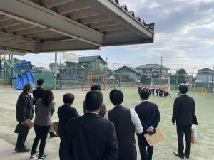 はなぞの幼稚園において、専門的な運動プログラムや屋外活動を通じた子どもたちの体力・運動能力向上の取組について説明を受ける委員。