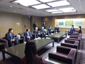 福岡市役所において、高島宗一郎 福岡市長から、スタートアップ支援について説明を受ける委員