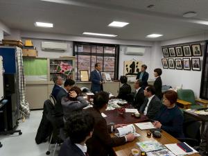 広島大学附属幼稚園において、自然とのふれあいや探究活動を通じた幼児教育について説明を受ける委員。