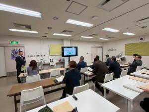 SCHOOL“S”において、不登校の小中学生を支援する取組について説明を受ける委員。