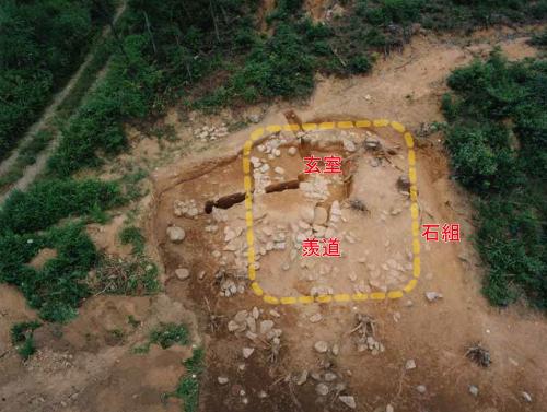 与島4号古墳を上空から撮影した写真です