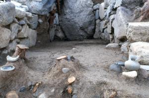 石室の開口部付近に須恵器が集中しています。