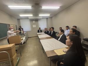 岐阜県歴史資料館において、所蔵資料の収集・整理・保存等について説明を受ける委員