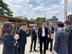 岐阜城楽市において、岐阜公園再整備事業やPark-PFIについて説明を受ける委員