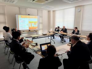 安八温泉「健康増進施設」において、施設が実施しているフレイル予防等の取組について説明を受ける委員