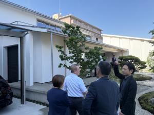 羽島グループホールディングス（株）ハシマスマートオフィスにおいて、県産材の活用状況やCLT工法について、説明を受ける委員