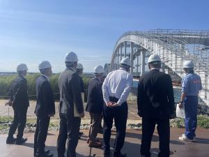 一般県道松原芋島線「川島大橋」の工事状況について説明を受ける委員