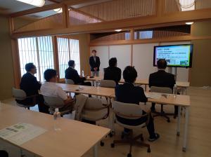 Co-Innovation Universityにおいて、大学4年間のカリキュラムについて説明を受ける委員